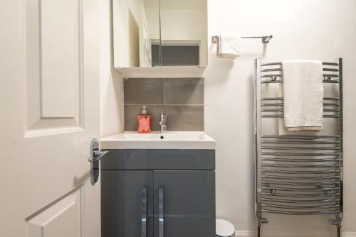 La petite salle de bains est pourvue d'un lavabo et d'un porte-serviettes. dans l'établissement 1Bed, Ground floor, Private Entrance, à Édimbourg
