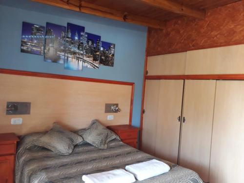 Un dormitorio con una cama con dos toallas encima. en EL OASIS Habitaciones, en Córdoba