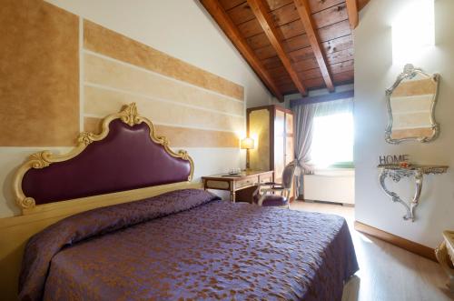 ein Schlafzimmer mit einem großen Bett in einem Zimmer in der Unterkunft La Corte San Lorenzo in Moscuzzano