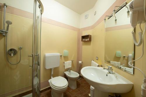 La salle de bains est pourvue d'un lavabo, de toilettes et d'une douche. dans l'établissement La Corte San Lorenzo, à Moscuzzano