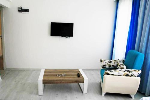 Una televisión o centro de entretenimiento en Mavi Butik Apart