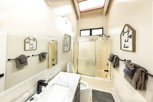 Vannituba majutusasutuses Private Pool & Spa-Beautiful Oceanview Home