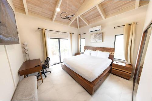 Voodi või voodid majutusasutuse Private Pool & Spa-Beautiful Oceanview Home toas