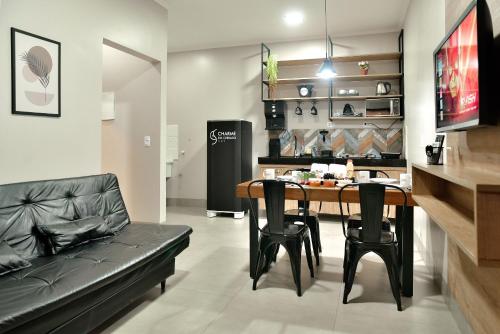Televisyen dan/atau pusat hiburan di Flat Charme do Cerrado - Até 4 pessoas/Cozinha/Ar Cond./Piscina