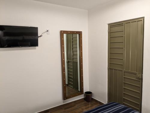 een spiegel in een kamer met een tv en een kast bij Suite Palma, Experiencia Única, Nómadas Digitales, Home Office o Vacacional in Tepotzotlán