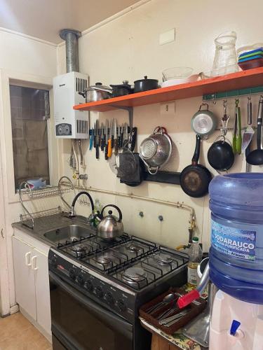 Casa Turística Arauco في أراوكو: مطبخ مع موقد ومغسلة