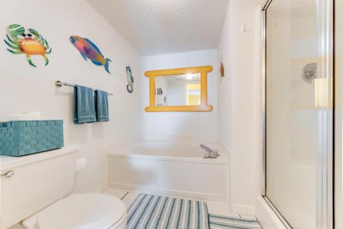 uma casa de banho com um WC e um chuveiro em Updated Oceanfront Condo! Come Relax by the Sea! em Ormond Beach