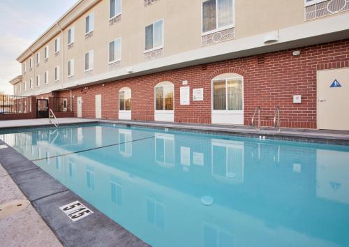 Πισίνα στο ή κοντά στο Holiday Inn Express & Suites Sacramento NE Cal Expo by IHG
