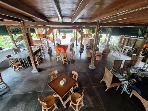 an overhead view of a restaurant with tables and chairs at Palanta Roemah Kajoe Syariah Villa in Kampungdurian