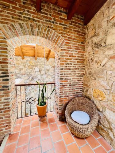 a bathroom with a toilet in a brick wall at La Estancia in San Cristóbal de Las Casas