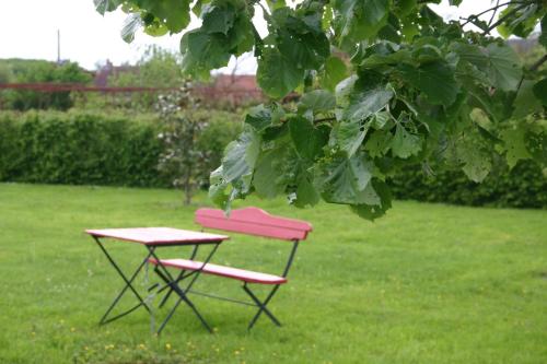 two chairs and a table in the grass at Le Briou in Précy