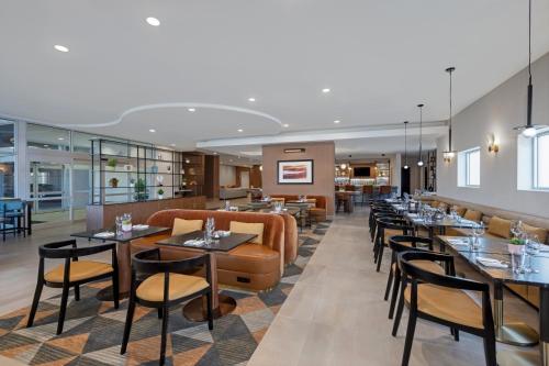 a restaurant with tables and chairs and a bar at DoubleTree by Hilton Las Vegas East Flamingo in Las Vegas