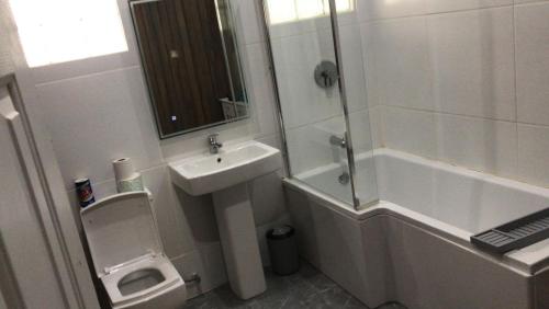 La salle de bains est pourvue de toilettes, d'un lavabo et d'une douche. dans l'établissement Holiday home, à DʼArbeau