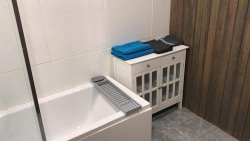 La salle de bains est pourvue d'une baignoire et d'une petite armoire. dans l'établissement Holiday home, à DʼArbeau
