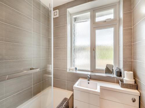 baño con lavabo y ventana en Vallum Villa - Uk40231 en Bardon Mill