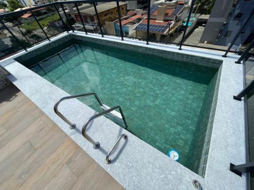 uma piscina no topo de um edifício em Apto completo com 2 quartos à 3 minutos do Caribessa em João Pessoa