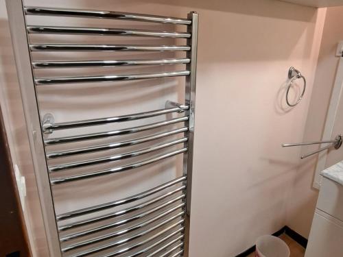 a stainless steel towel rack in a bathroom at Confortable T2 avec balcon et parking à Jausiers - FR-1-165A-174 in Jausiers