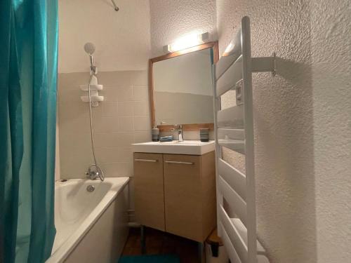 une salle de bain avec une baignoire, un lavabo et un miroir dans l'établissement Studio cabine calme avec parking proche commodités - FR-1-505-194, à Notre-Dame-de-Bellecombe