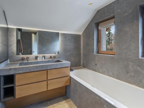 Chalet Megève, 8 pièces, 10 personnes - FR-1-569-119 tesisinde bir banyo