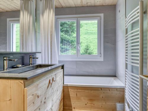une salle de bain avec une baignoire, un lavabo et une fenêtre dans l'établissement Appartement 2 chambres avec balcon, garage et Wifi à Megève - FR-1-453-308, à Megève