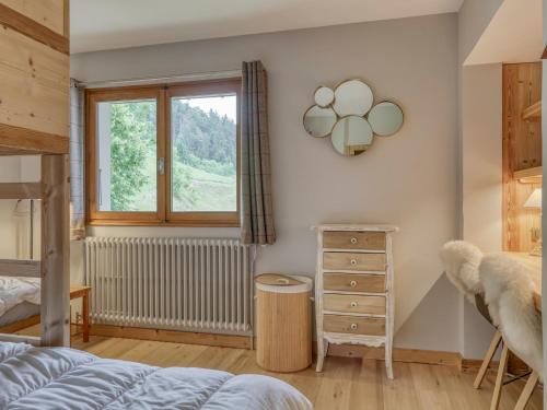 - une chambre avec un lit, une fenêtre et une commode dans l'établissement Appartement 2 chambres avec balcon, garage et Wifi à Megève - FR-1-453-308, à Megève