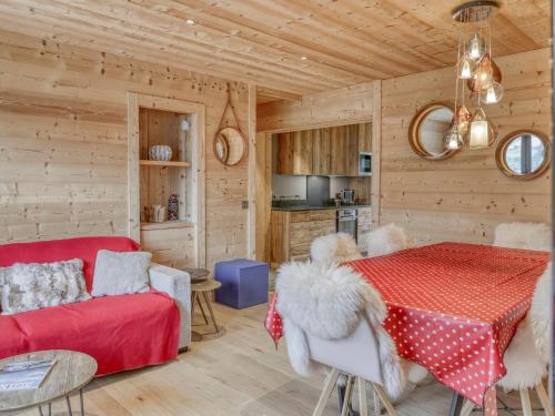 une cuisine et un salon avec une table et un canapé dans l'établissement Appartement 2 chambres avec balcon, garage et Wifi à Megève - FR-1-453-308, à Megève