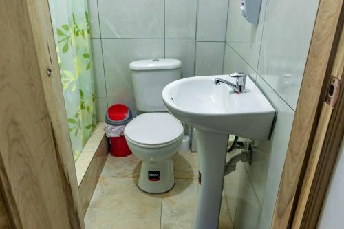 een badkamer met een toilet en een wastafel bij Poseidón Lodging COJIMIES in Cojimíes