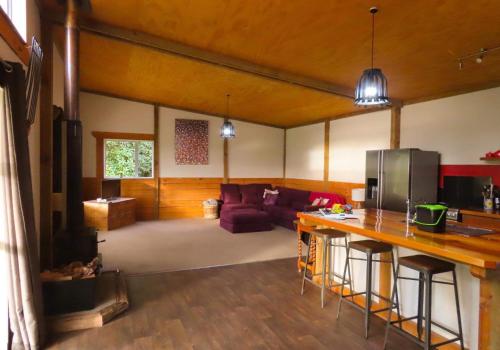 um quarto com uma cozinha e uma sala de estar em The Barn em Westport