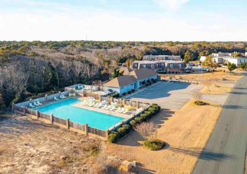 una vista aérea de una casa con piscina en OBX Dreamin’ en Kitty Hawk