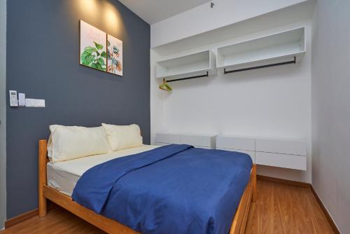 1 dormitorio con 1 cama con pared azul en Beacon2BR #InfinityPool #Georgetown #FamilyHoliday en George Town