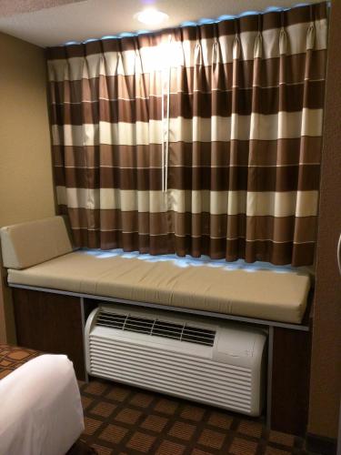 Ένα ή περισσότερα κρεβάτια σε δωμάτιο στο Microtel Inn & Suites by Wyndham Minot