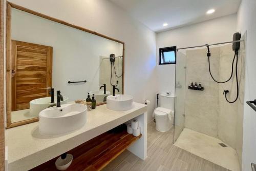 a bathroom with two sinks and a shower at Villa Marie, 2 Bedrooms, Lamai Koh Samui in Koh Samui 