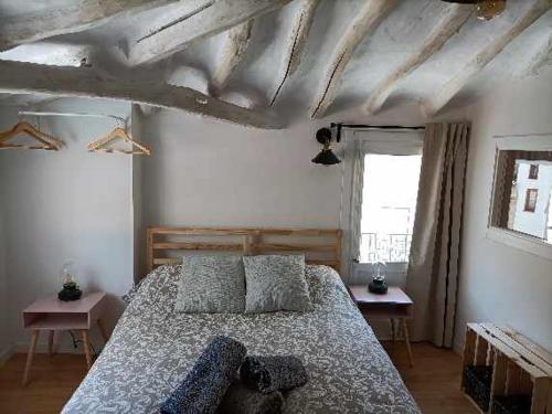 1 dormitorio con 1 cama grande y 2 mesas en El Mirador del Rio de Arnedillo en Arnedillo