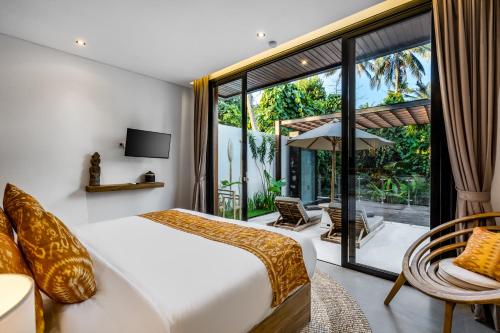 sypialnia z łóżkiem i dużym szklanym oknem w obiekcie Villa Golden Lion by BaliSuperHost w mieście Ubud