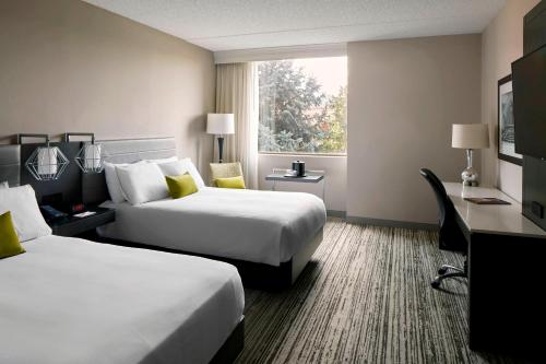 希布倫的住宿－Marriott Cincinnati Airport，酒店客房设有两张床和窗户。