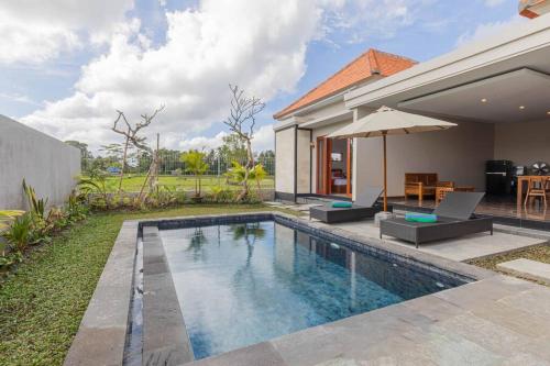 een zwembad in de achtertuin van een huis bij New Private Pool Villa - Villa Dhea Ubud in Ubud