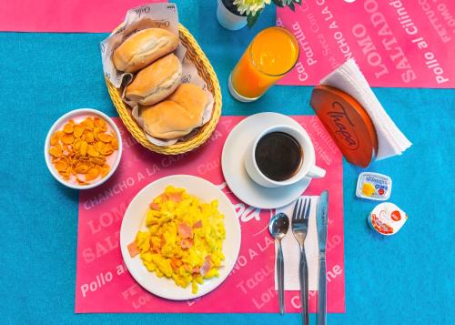 einen Tisch mit einem Frühstücksteller und einer Tasse Kaffee in der Unterkunft Qala Hotels & Resorts in Chincha Alta
