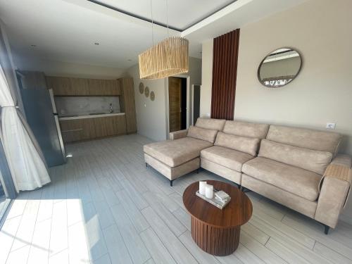 a living room with a couch and a table at Boa vista appartementen in Paramaribo