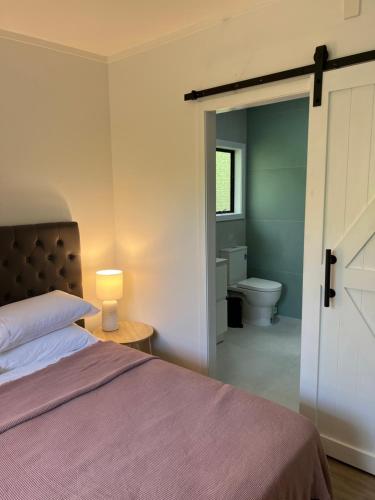 una camera con letto e un bagno con servizi igienici di Big family holiday in Paihia a Paihia