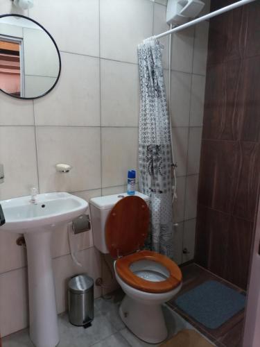 uma casa de banho com um WC, um lavatório e um chuveiro em MAJO Rest&Dream I em Goya