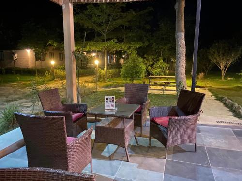 una mesa y sillas en un patio por la noche en Nana Jungle Resort, en Bharatpur
