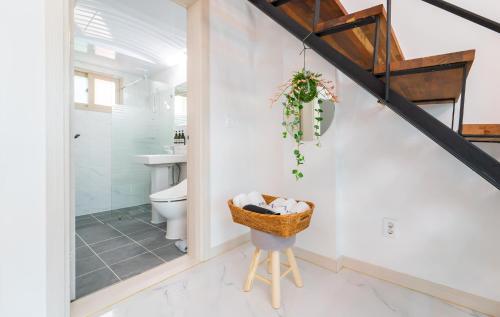 ein Bad mit einem WC und einem Waschbecken in der Unterkunft Patio Pool Villa in Gyeongju