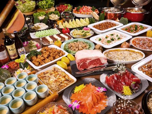 uma mesa com vários tipos diferentes de alimentos em Sasai Hotel em Otofuke