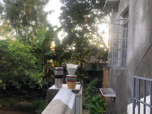 un balcón de una casa con una bebida encima en Sarah’s place, en Mbale