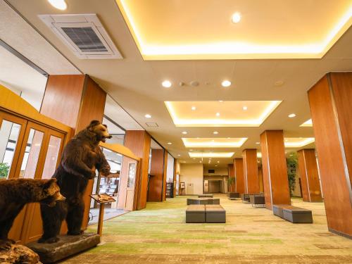 a statue of two bears in a hallway at Sasai Hotel in Otofuke