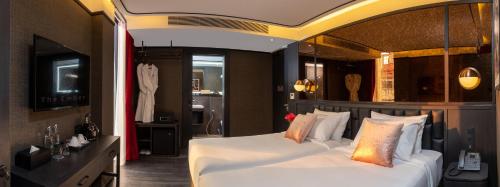 Кровать или кровати в номере The Gravitique Hotel Khaosan