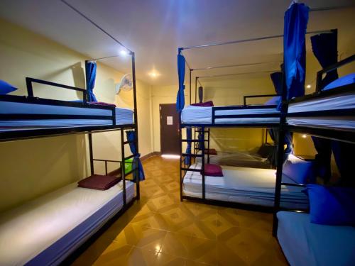 Habitación con 3 literas en una habitación en Nana Backpackers Hostel en Vang Vieng