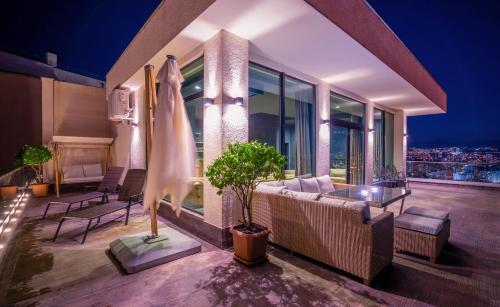 Χώρος καθιστικού στο Entire House - Cityscape Retreat: The View