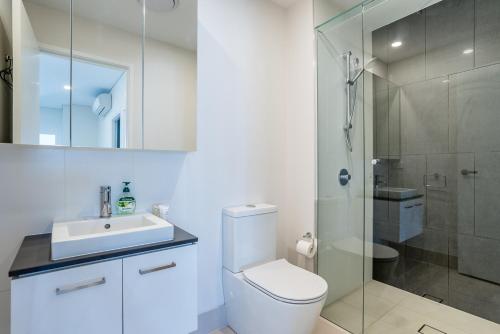een badkamer met een toilet, een wastafel en een douche bij Comfort Two bedroom Apartment with Free parking In Valley in Brisbane