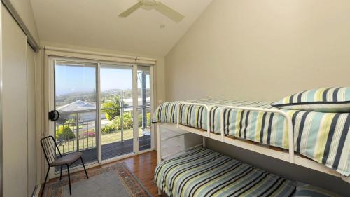 - une chambre avec 2 lits superposés et une fenêtre dans l'établissement Lentara Dream, à Fingal Bay